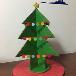 自制大圣诞树的方法 瓦楞纸制作大立体圣诞树
