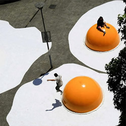 巨大的荷包蛋！3米宽1.5米高的鸡蛋装置艺术