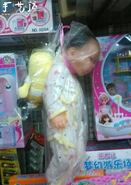老板，你把娃娃挂成这样，不怕被误会么！