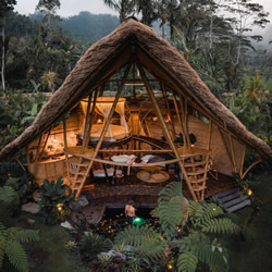 竹子建造三层楼度假小屋，打造隐世避暑秘境