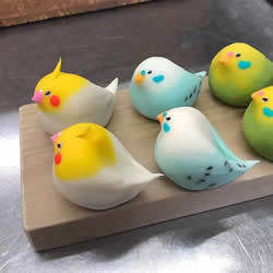日本厨师制作充满创意的甜点：小鸟“和果子”
