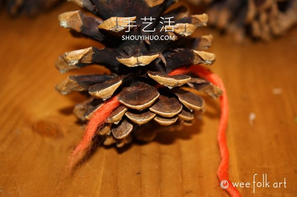 松果上缠绕纱线 超简单秋天装饰品的制作方法