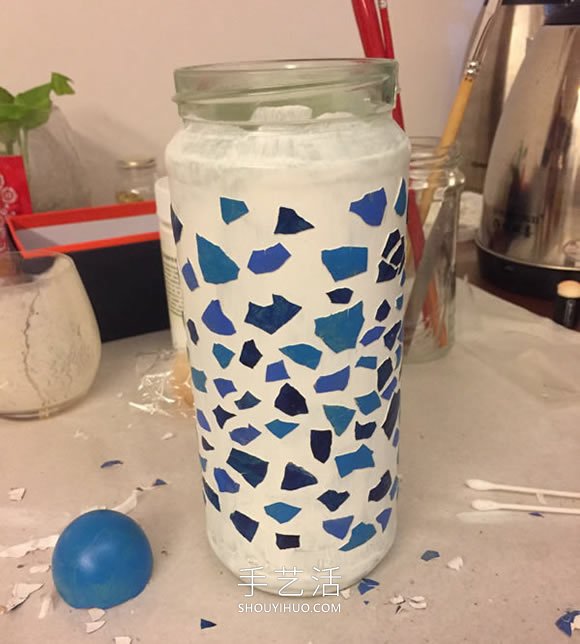 把蛋壳贴到玻璃瓶上 自制漂亮花瓶的方法！