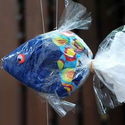 塑料袋简单手工制作小鱼装饰的教程