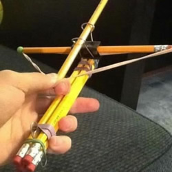铅笔和夹子手工DIY的玩具弩