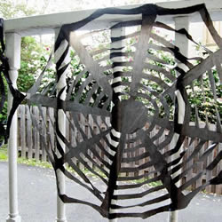 黑色垃圾袋手工小制作 做一个万圣节蜘蛛网装饰