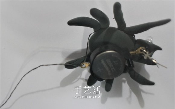 DIY万圣节装饰！蜘蛛网上发光的蜘蛛玩具制作