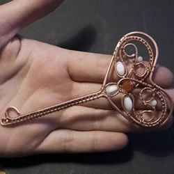铜线手工制作爱心钥匙吊坠的做法教程