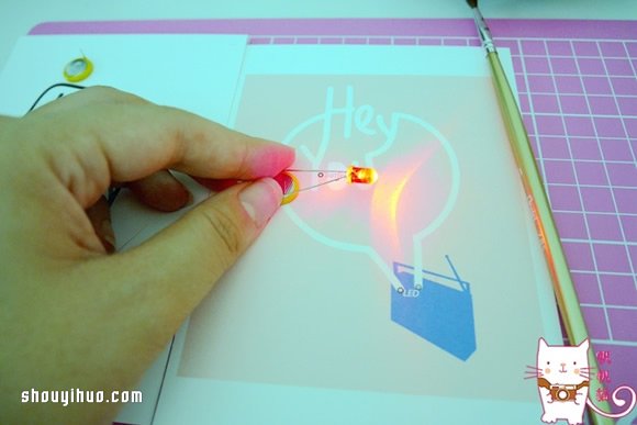 利用导电颜料DIY制作会发光的卡片