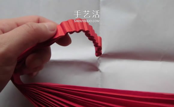 用纸怎么折花灯图解 圆柱形纸宫灯制作方法