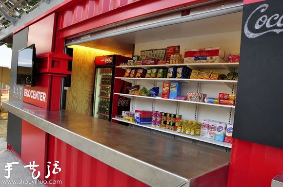 可口可乐公司利用货柜搭建的综合商店