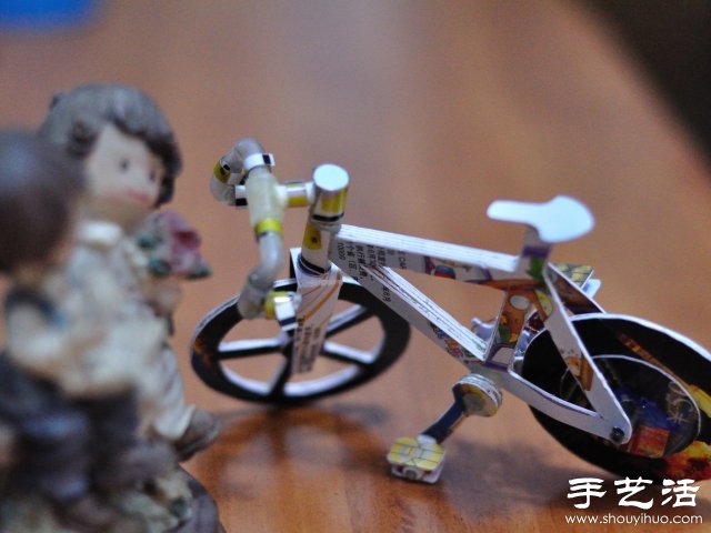 一位网友耗时两周纯手工制作的迷你自行车