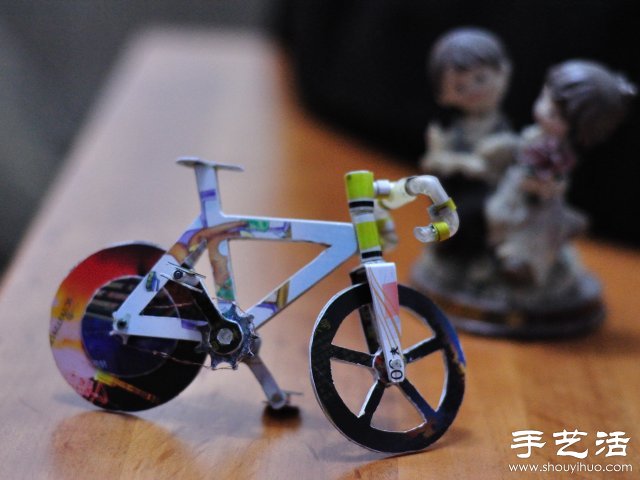一位网友耗时两周纯手工制作的迷你自行车