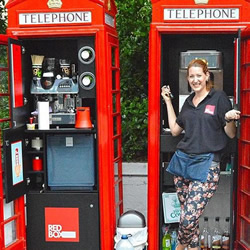 废弃电话亭改造 让失业者和流浪者开间小店
