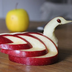 苹果切成天鹅的方法步骤 苹果天鹅的做法图解
