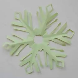 剪六角雪花的剪纸方法 雪花窗花怎么剪步骤图