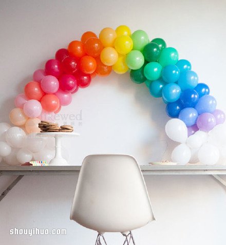 用气球DIY美丽的彩虹之门，记住色彩搭配哦