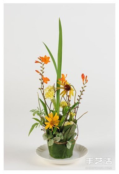 利用一次性纸杯DIY制作漂亮的插花装饰盆景