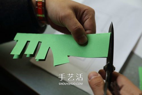 春字剪纸方法步骤图解 简单春节春的剪纸教程