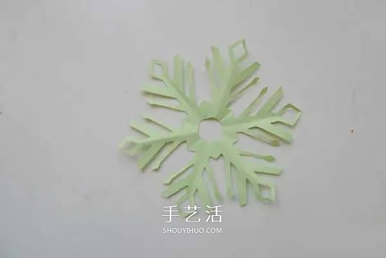 剪六角雪花的剪纸方法 雪花窗花怎么剪步骤图