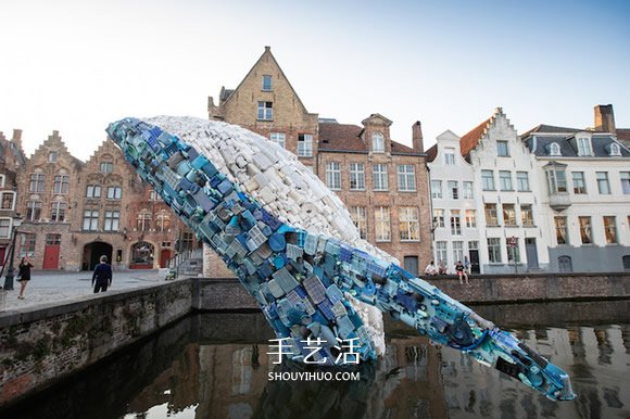 丰富到令人难过 5吨海洋垃圾打造巨型鲸鱼雕塑