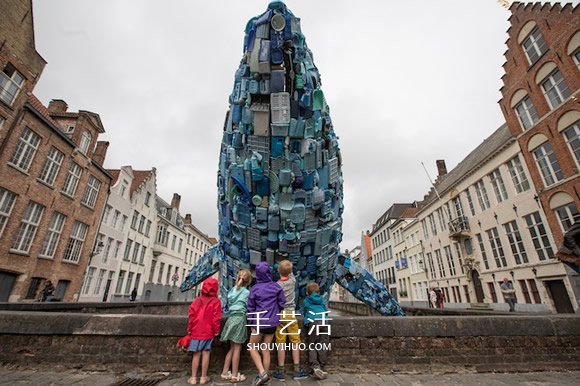 丰富到令人难过 5吨海洋垃圾打造巨型鲸鱼雕塑