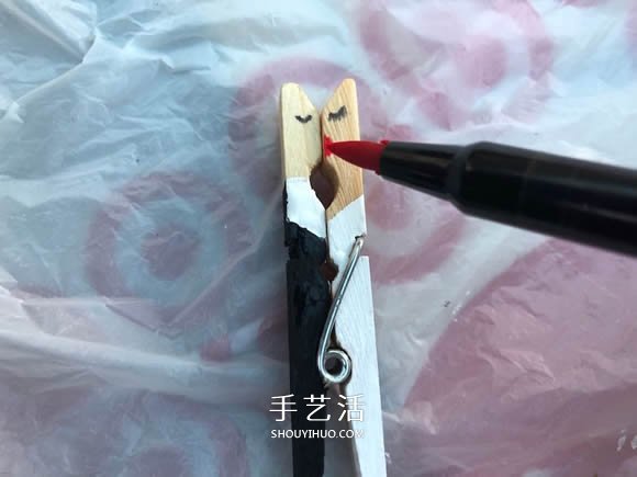 甜蜜婚礼小礼品：用衣夹制作会亲亲的新郎新娘