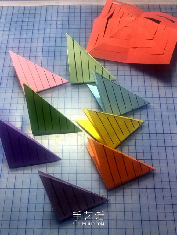 彩纸剪纸手工制作纸拉花挂饰的做法教程