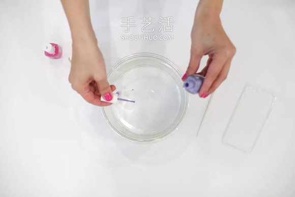DIY大理石花纹指甲油手机壳的方法教程