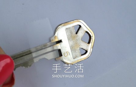 DIY闪闪发光的指甲油钥匙手工改造教程
