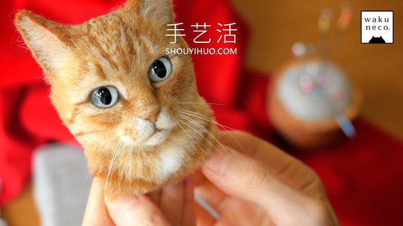 用玻璃眼睛和羊毛制作的神奇羊毛毡猫头肖像