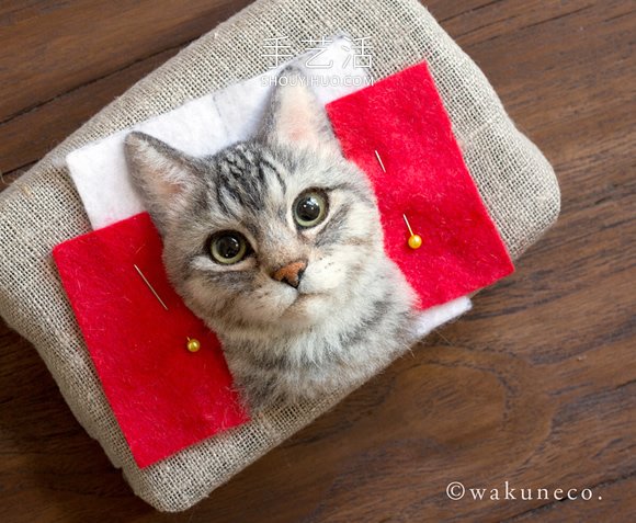 用玻璃眼睛和羊毛制作的神奇羊毛毡猫头肖像