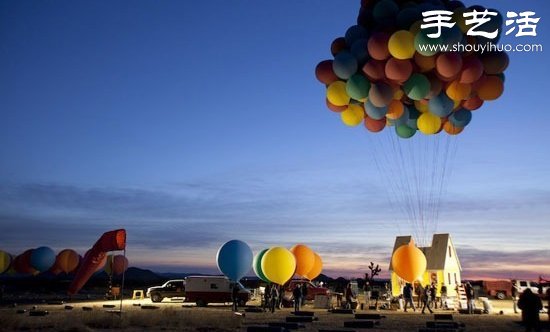 300个充氦气象气球DIY现实版“飞屋”