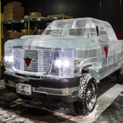冰雕团队用5000公斤冰块DIY制作的汽车