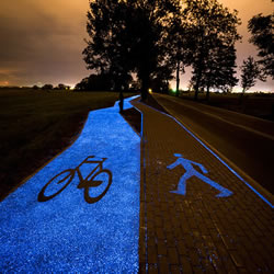 夜光自行车道点亮波兰小镇 不插电的发光马路