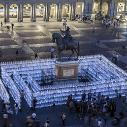 15000塑料瓶围成迷宫 展现每日惊人的废物丢弃