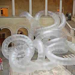低科技动力艺术装置 巨型虫状塑料薄膜雕塑