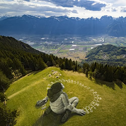 阿尔卑斯山草地壁画！Saype的大型喷漆画作品