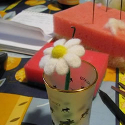 用羊毛毡制作可爱小花的方法教程