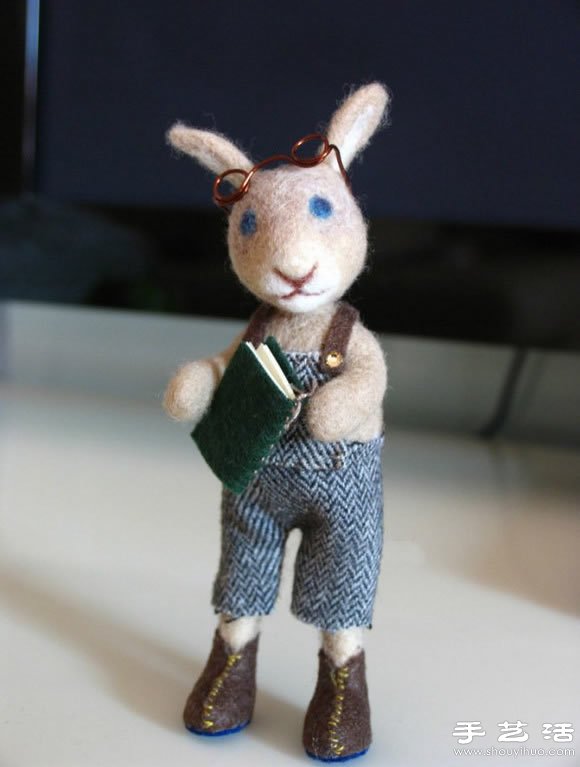 羊毛毡手工制作的兔子老师