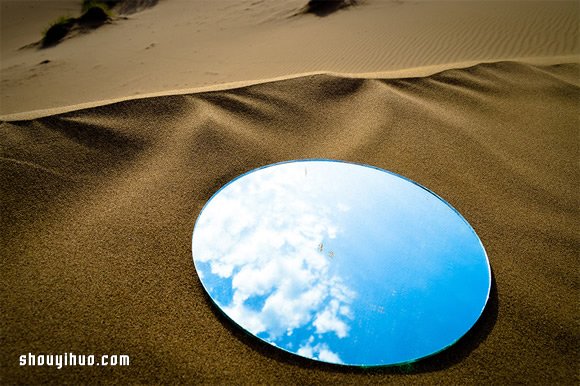 海市蜃楼般装置艺术 沙漠与高楼的镜中蓝天