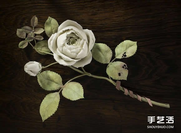 优雅素丽的瓷花雕塑 展现奼紫嫣红的花花世界