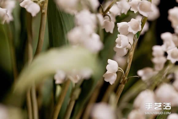 优雅素丽的瓷花雕塑 展现奼紫嫣红的花花世界