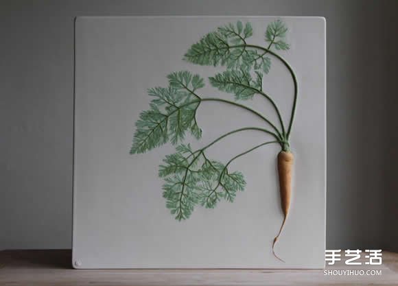 将花草和蔬菜放入陶土 制作出植物化石瓷砖