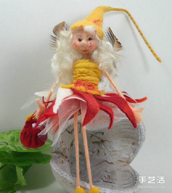卡通风格的手工羊毛毡女孩人偶作品图片
