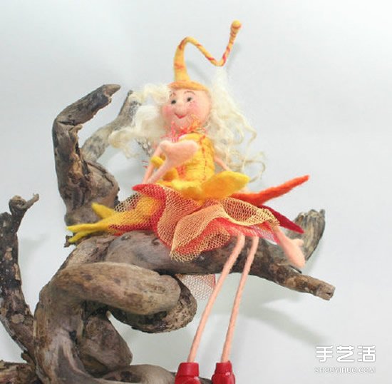 卡通风格的手工羊毛毡女孩人偶作品图片