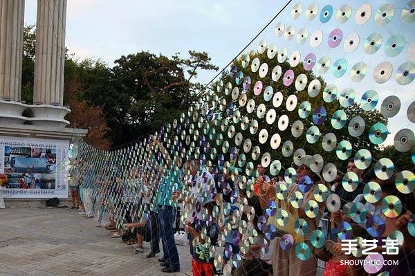 六千片废弃CD光盘拼成的巨型虹彩挂帘