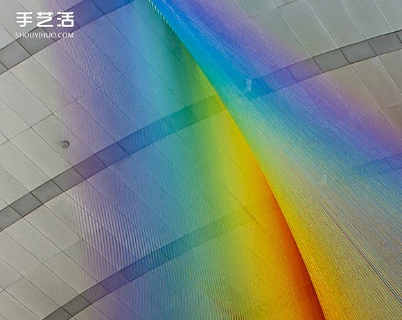 机场大型丝线编织艺术 模拟飞机的缤纷彩虹