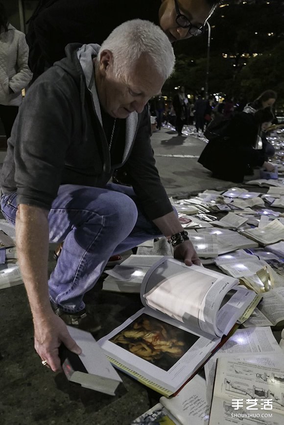 白昼之夜:一万本书流落多伦多街头的艺术活动