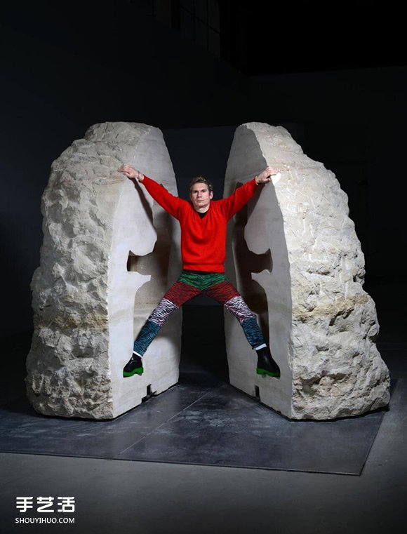 行为艺术家新作品欣赏 巨石里生活孵鸡蛋